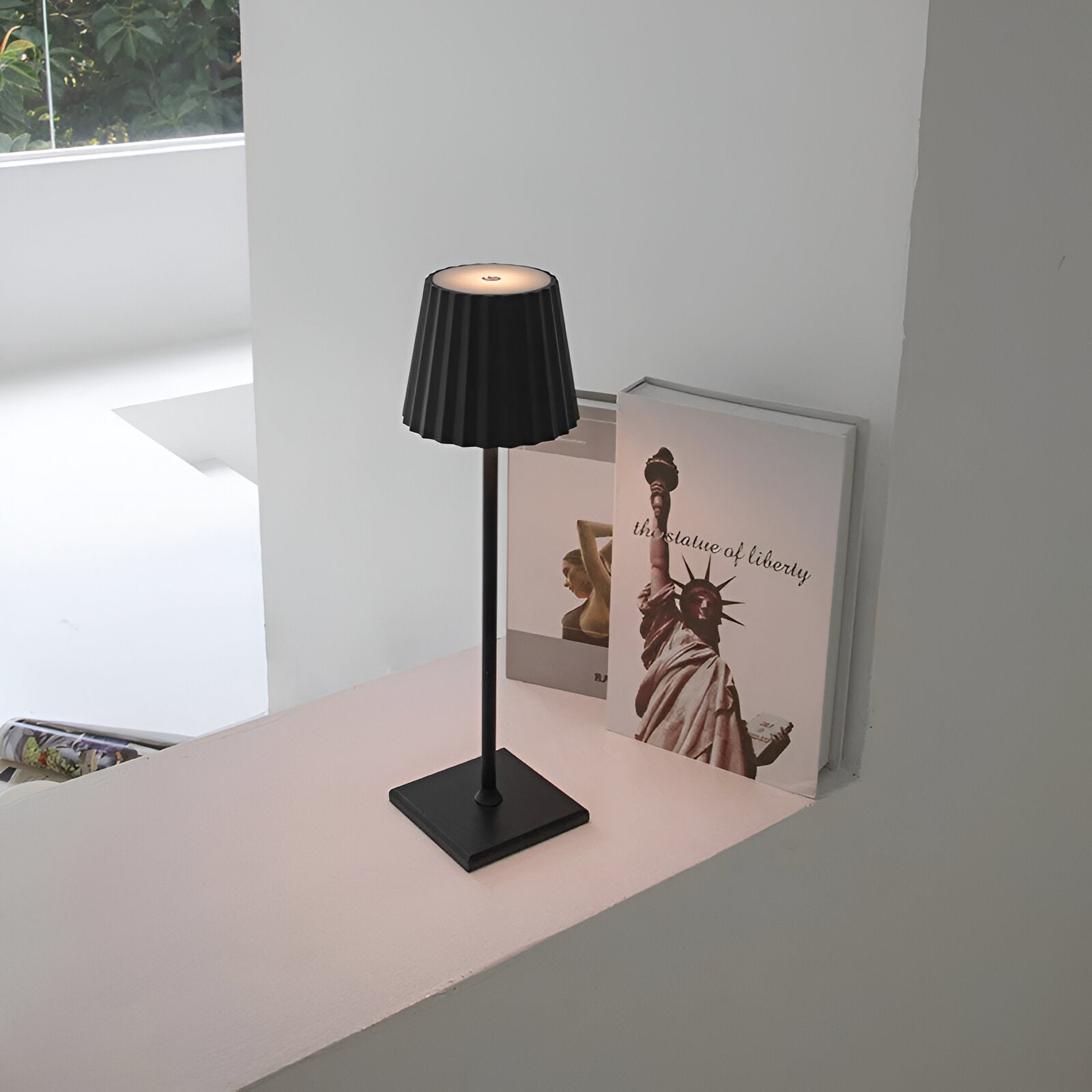 Kaufladen_LuminaTouch - wasserdichte, wiederaufladbare, kabellose, dimmbare LED-Tischlampe | Für drinnen und draußen geeignet | 3000K Warmweiß Licht | Designer + schwarz