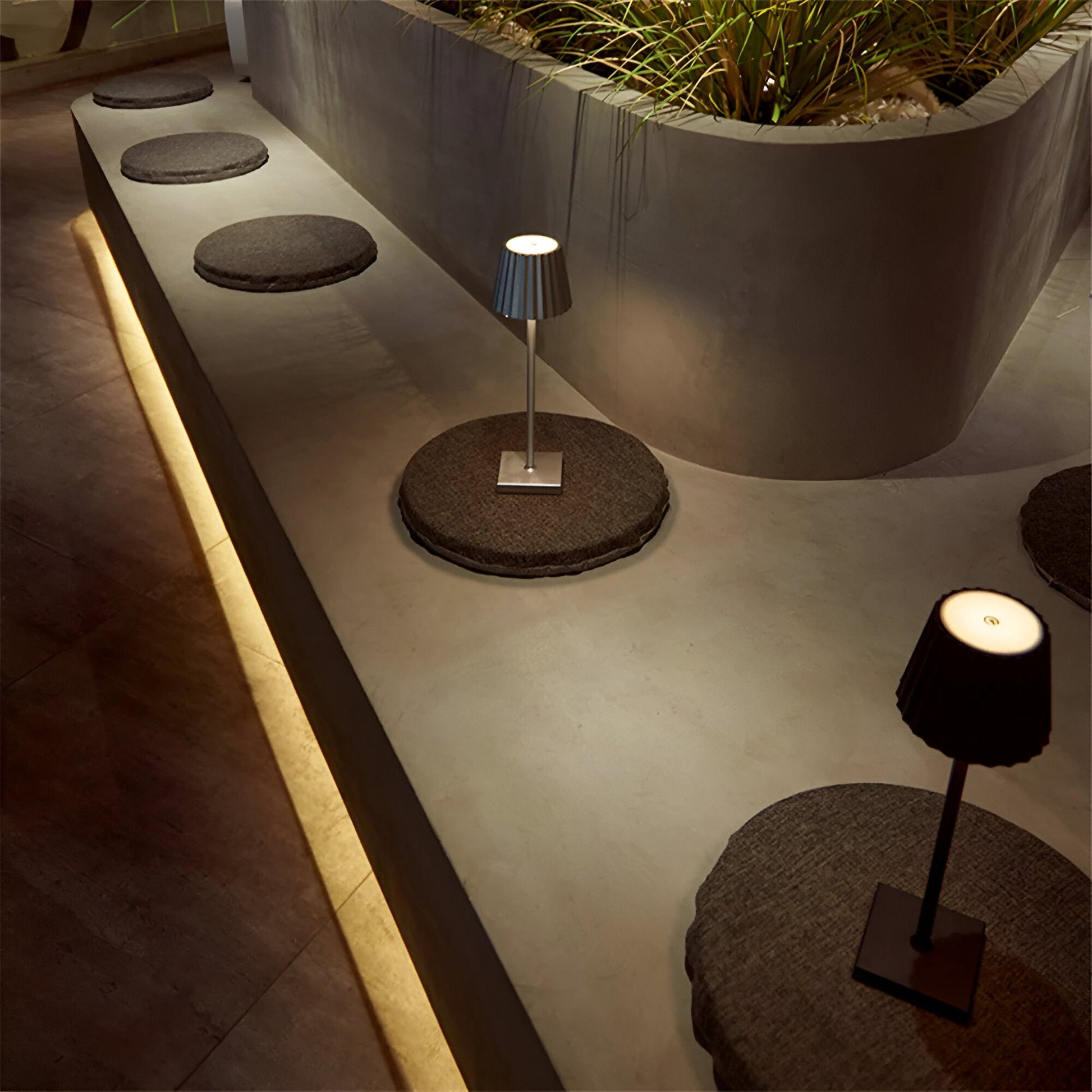 Kaufladen_LuminaTouch - wasserdichte, wiederaufladbare, kabellose, dimmbare LED-Tischlampe | Für drinnen und draußen geeignet | 3000K Warmweiß Licht | Designer + draußen