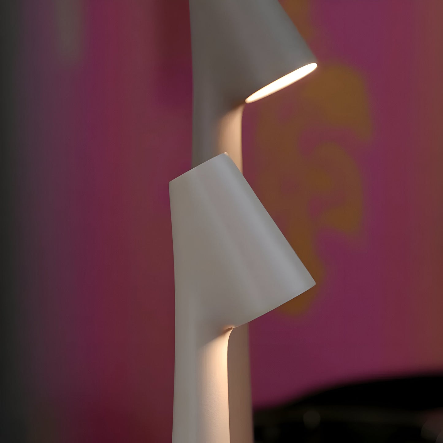 Elegante LED Tischlampe - Kabellos und Dimmbar
