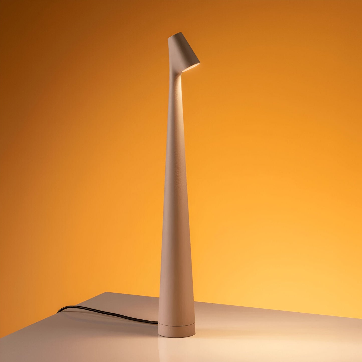 Elegante LED Tischlampe - Kabellos und Dimmbar
