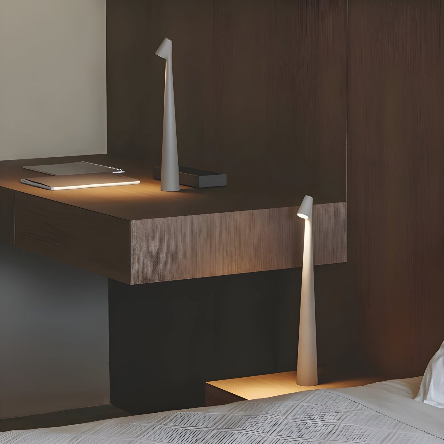 Elegante LED Tischlampe - Kabellos und Dimmbar